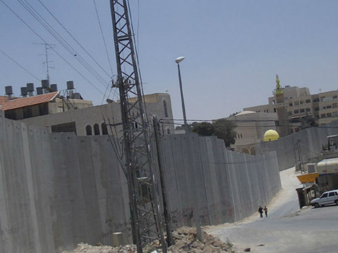 Cisjordania: La construcción fue aprobada en 2002 por el gobierno israelí y consiste en un sistema de vayas, alambradas y muros de hormigón intercalados con torretas militares. Ha sido criticado porque lo consideran una invasión al territorio palestino, pero el gobierno israelí lo defiende. Foto: "AbuDisWall" by Zero0000 (CC BY-SA 3.0)