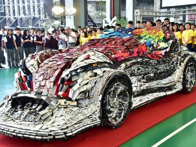 Un artista taiwanés construyó un vehículo a tamaño real con 25.000 celulares desechados. Foto: YouTube.