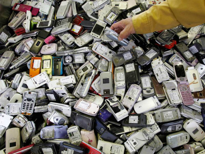 El artista invirtió más de 30 mil dólares recorriendo diferentes países de todo el mundo para recopilar los celulares que desechaba la gente a la basura. Foto: YouTube.