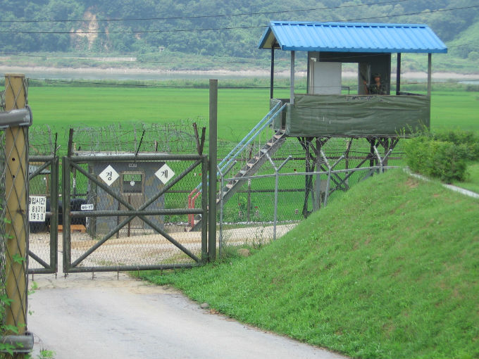 Las Coreas: La zona desmilitarizada de Corea es una franja de seguridad que mide cuatro kilómetros de ancho y se extiende por 238 kilómetros. Si bien no es un muro, es una de las divisiones más famosas del planeta. Foto: "Korea DMZ sentry” (CC BY-SA 3.0)