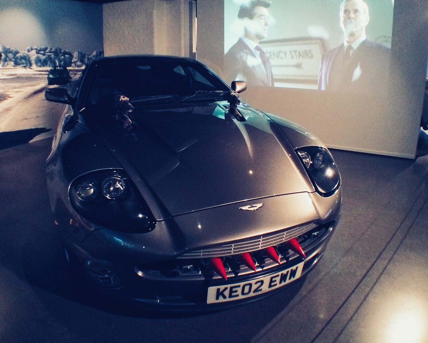 Aston Martin V12 Vanquish: El James Bond de Pierce Brosnan fue a Islandia en este auto que se hacía invisible en "Die Another Day" (2002). Foto: Marco Gómez