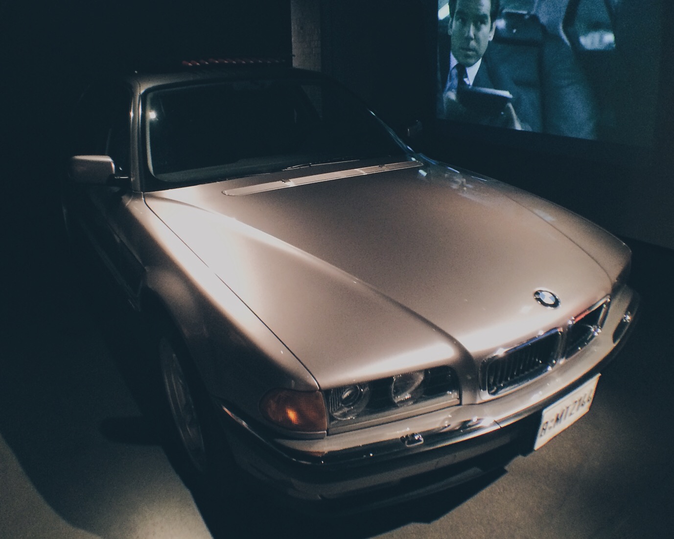 BMW 750iL: El auto súper equipado que Pierce Brosnan manejó en "Tomorrow Never Dies" (1997). Foto: Marco Gómez