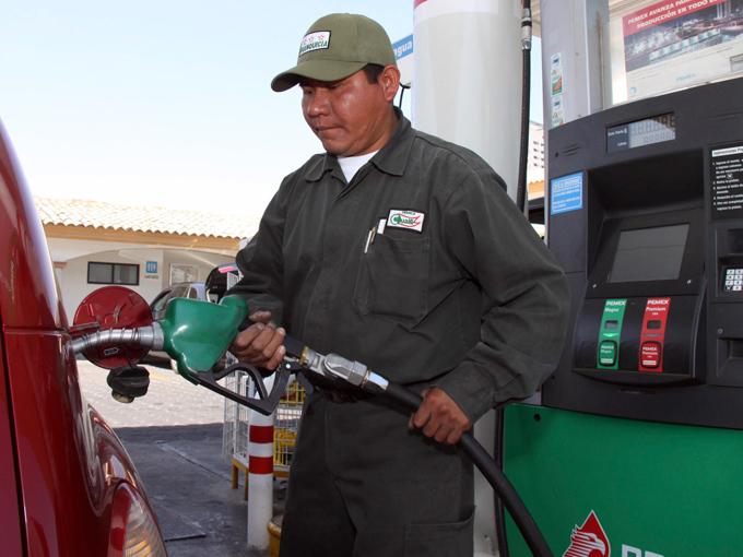 La gasolina Magna se ubicará en 11.03 pesos por litro, y la Premium en 11.59 pesos. Foto: Cuartoscuro