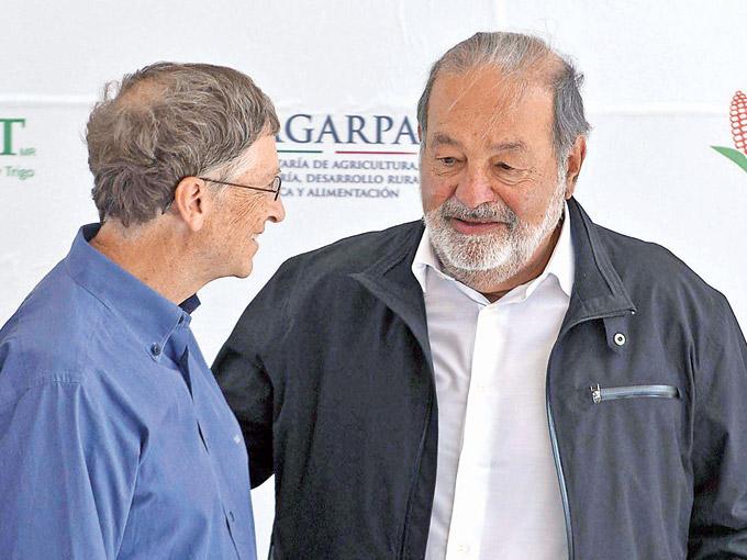 Carlos Slim (derecha), presidente honorario de Grupo Carso, y Bill Gates, fundador  de Microsoft, ocupan el lugar uno y dos de la lista, respectivamente. Foto: David Segoviano/Archivo 