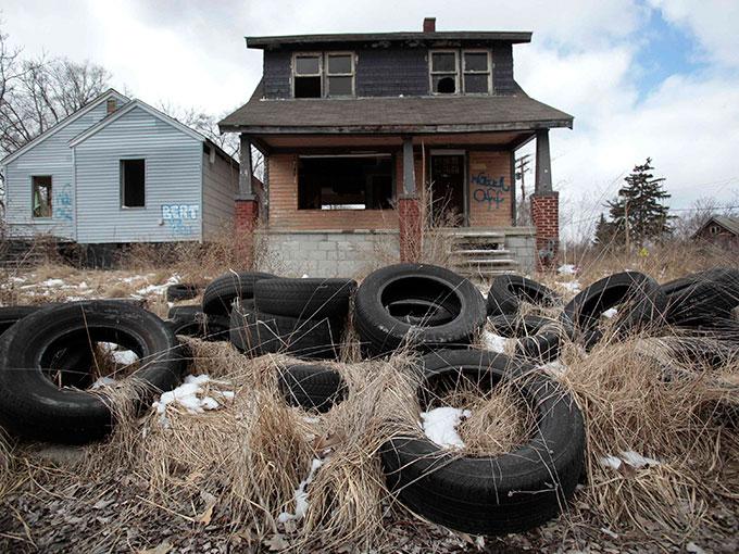 De los 1.8 millones de habitantes que tenía Detroit en la época de esplendor del sector del automóvil en 1950, ahora se ha pasado a 700,000 habitantes. Foto: Reuters