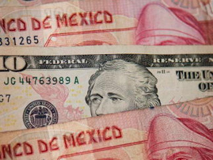 El dólar estadunidense en casas de cambio que se localizan en la terminal aérea de la capital mexicana se ubica en 12.66 pesos a la venta y en 12.00 pesos a la compra. Getty