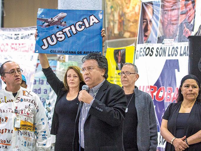 Luego de tres años en conflicto, los trabajadores de la aerolínea se manifestaron en las instalaciones del Aeropuerto Internacional de la Ciudad de México (AICM). Foto: Cuartoscuro