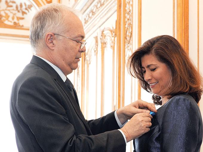 A mediados del año pasado, Gabriela Ramos recibió del gobierno francés la insignia  Caballero de la Orden Nacional del Mérito. Foto: Cortesía OCDE