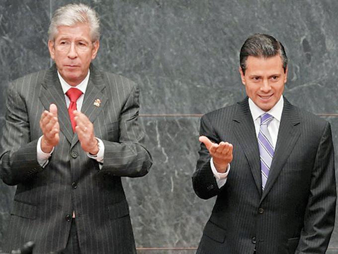 Gerardo Ruiz Esparza, titular de la Secretaría de Comunicaciones y Transportes  (SCT) y Enrique Peña Nieto, presidente de la República Mexicana. Foto: Especial