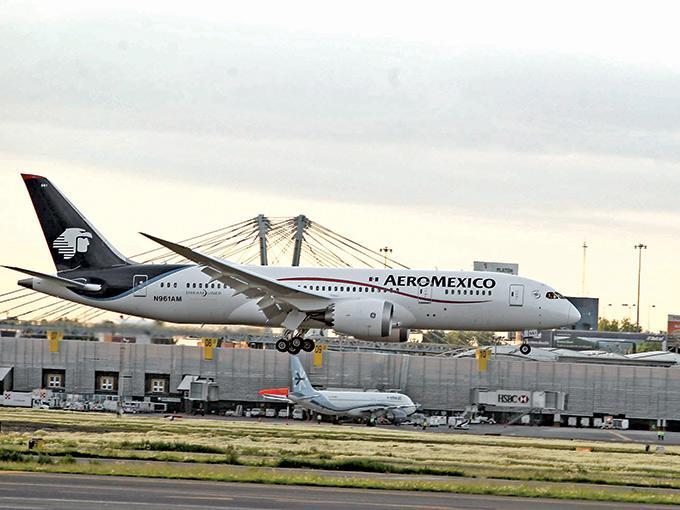 AeromÃ©xico reportÃ³ un incremento de 7% en sus ingresos totales, respecto a lo registrado en igual lapso de 2013. Foto: Mateo Reyes/Archivo