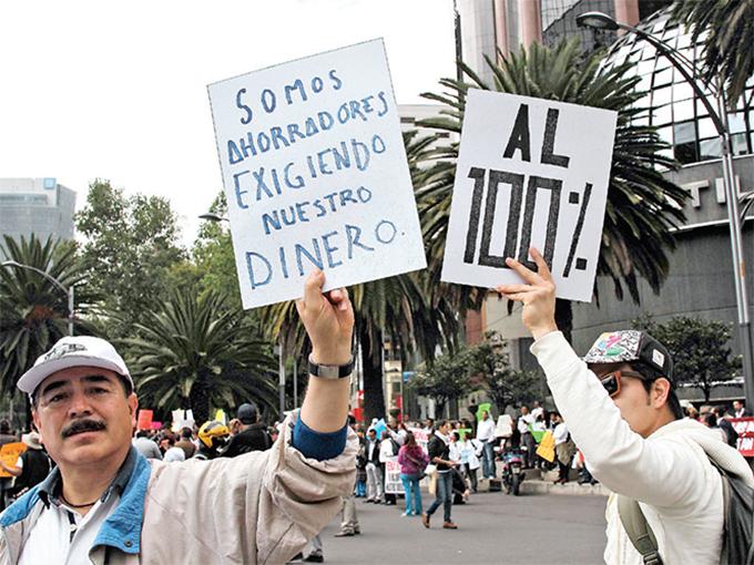 Ahorradores defraudados por Ficrea protestaron ayer en varios puntos de la ciudad, exigiendo su dinero.  Foto: Luis Enrique Olivares