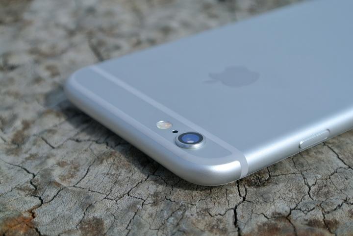 Puede que no te hayas fijado, pero varios modelos de iPhone tienen en su carcasa unas franjas blancas. Foto: Pixabay.