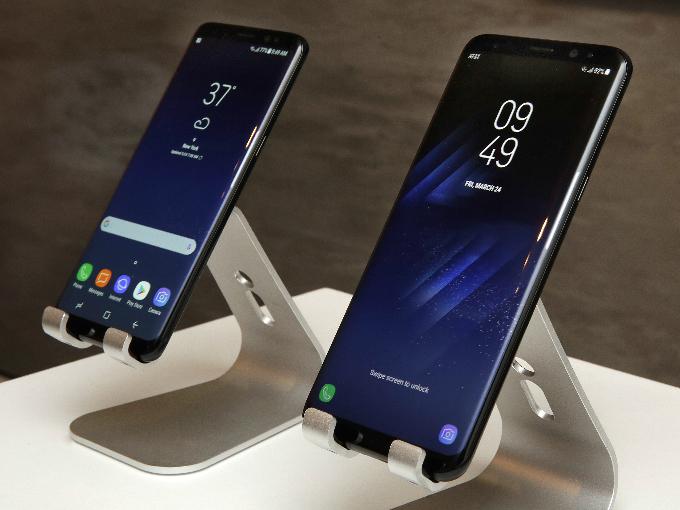 Samsung presentó sus nuevos teléfonos Galaxy S8 y S8 Plus que ahora incluyen el asistente personal Bixby. Foto: AP.