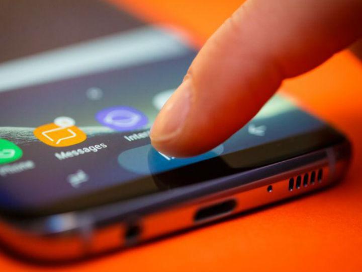 Los Samsung Galaxy S8/Plus se caracterizaban por el debut de Bixby, el asistente virtual de la firma sudcoreana. Foto: CNET.