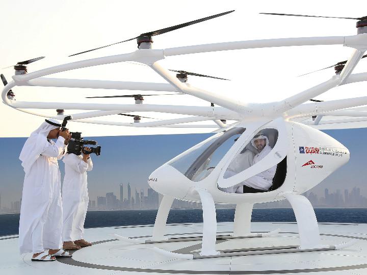 Parece una pequeña cabina de helicóptero de dos asientos coronada por un amplio aro con 18 hélices. Foto: Reuters.